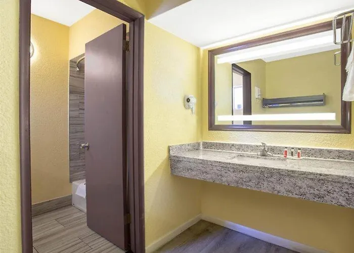 Days By Wyndham Airport - 2*