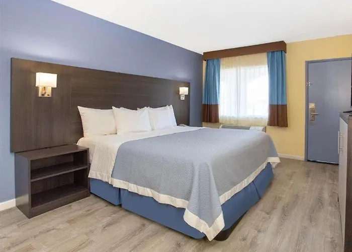 Days By Wyndham Airport - Hotel Phoenix