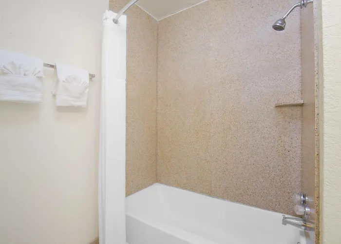 Days By Wyndham Airport - 2*
