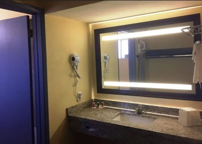 Days By Wyndham Airport - Hotel