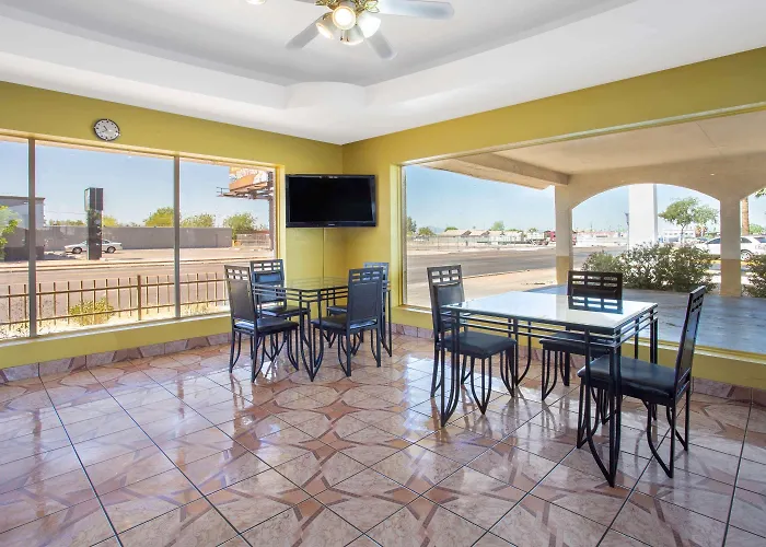 Days By Wyndham Airport - Hotel 2*