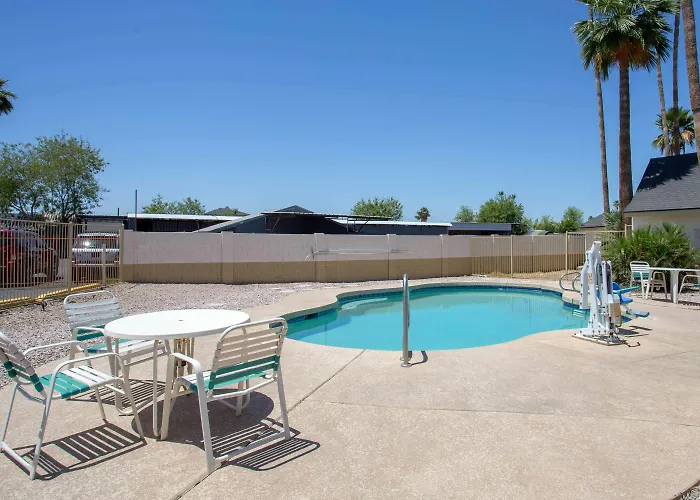 Days By Wyndham Airport - Hotel