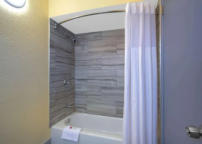 Days By Wyndham Airport - 2*