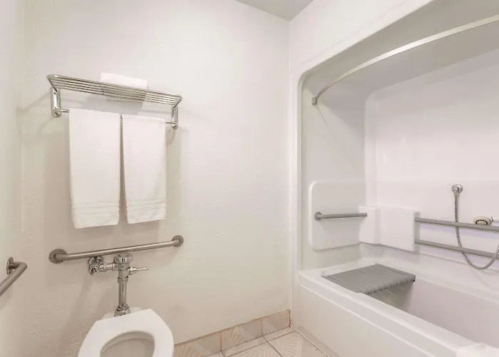 Hotel Days By Wyndham Airport - 2*