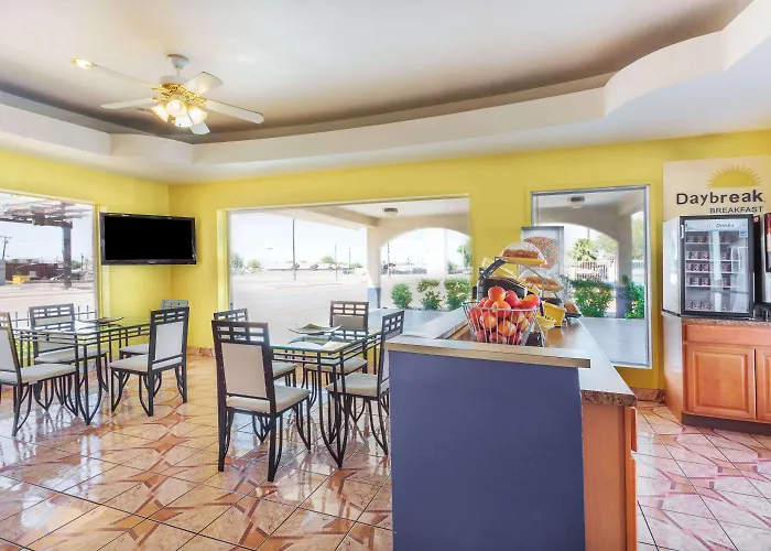 Days By Wyndham Airport - 2*