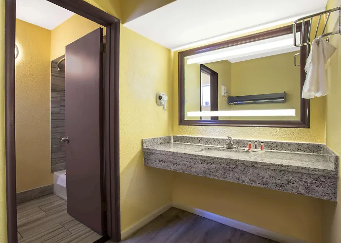 Days By Wyndham Airport - 2*