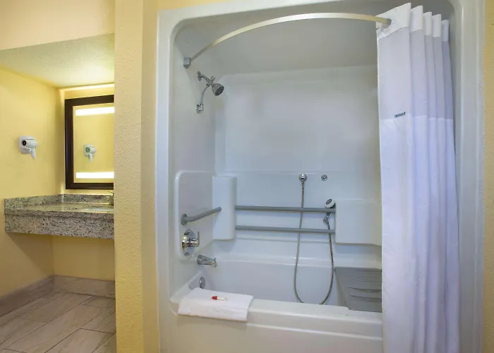 Days By Wyndham Airport - Hotel