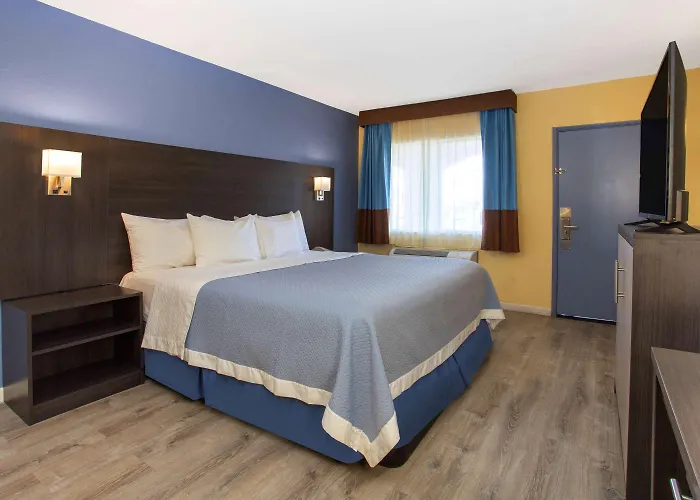 Days By Wyndham Airport - Hotel Phoenix