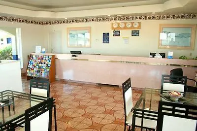 Days By Wyndham Airport - 2*