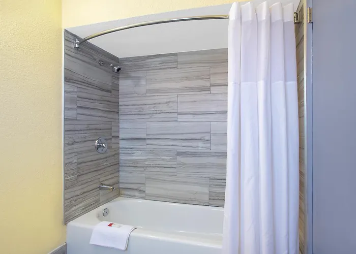 Days By Wyndham Airport - Hotel