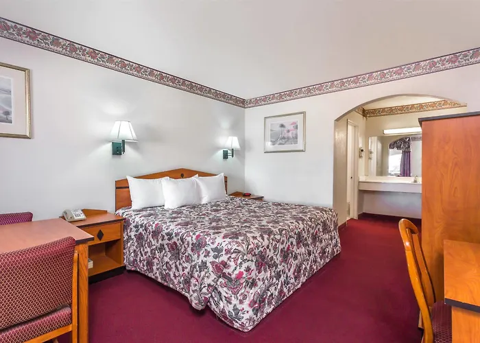 Days By Wyndham Airport - 2* Phoenix