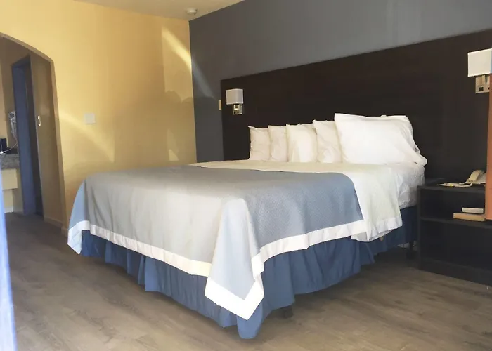 Days By Wyndham Airport - 2*